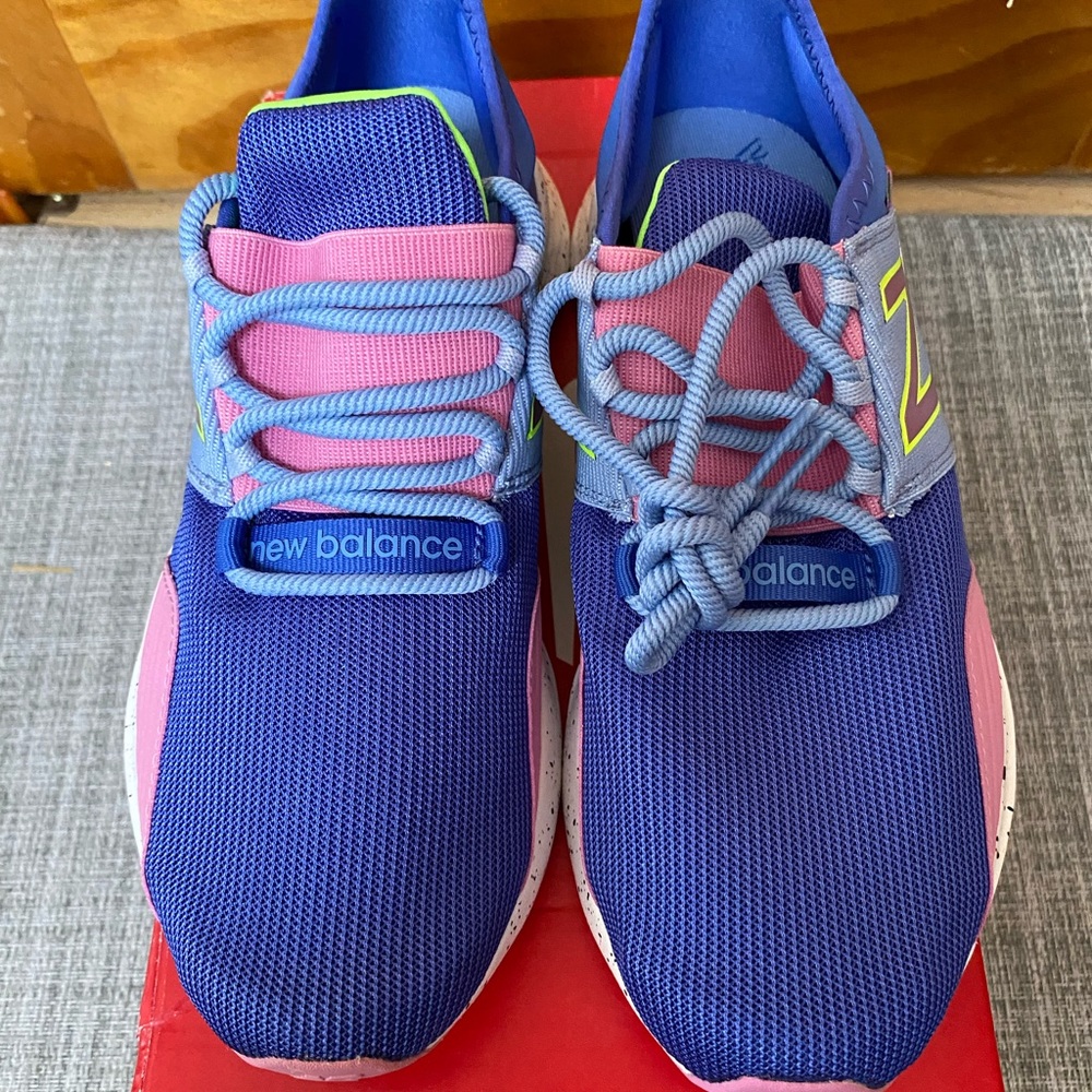 NEW, girls youth size 5 new balance sneakers
